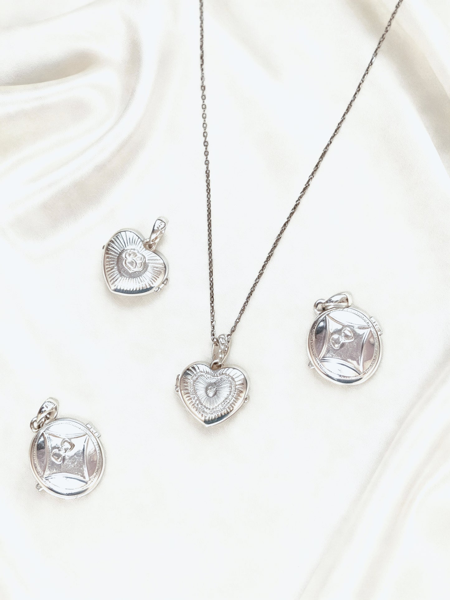 (Sterling Silver) The Silvery Orb Locket